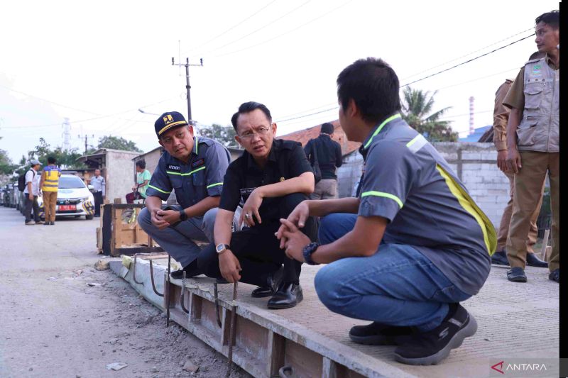 Bupati Bekasi lakukan cek perbaikan jalan pastikan mutu pekerjaan