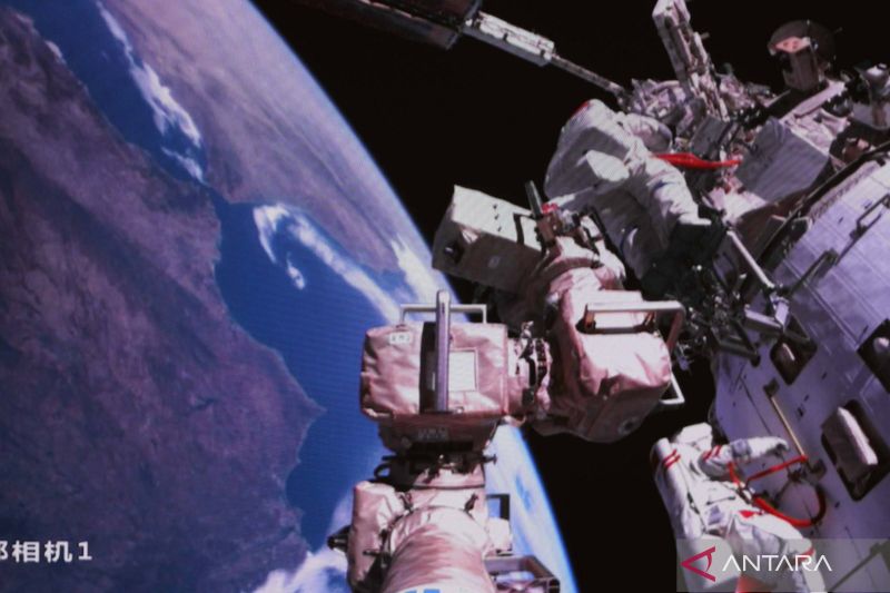 Begini penampakan astronaut China saat spacewalk 