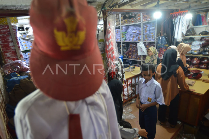 Penjualan seragam sekolah di Padang