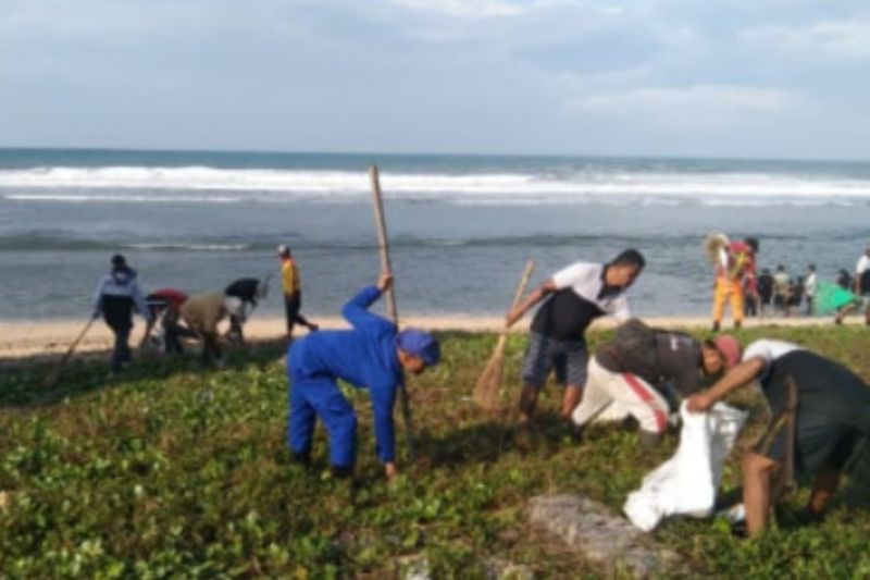 Satpolairud menggelar aksi bersih-bersih sampah di pantai Garut