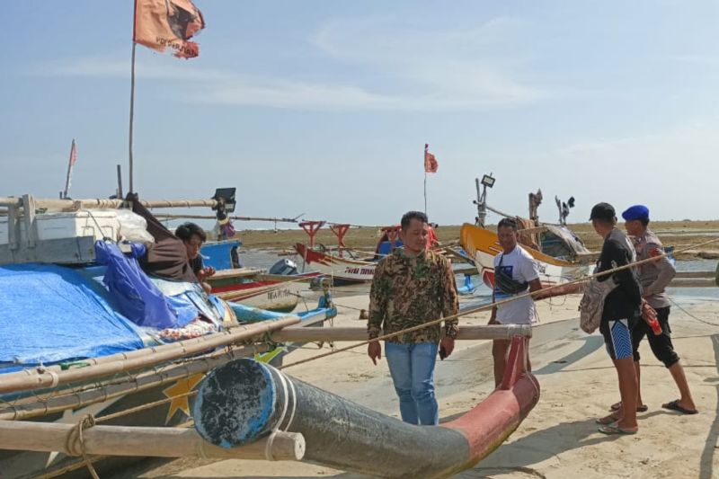 2 kapal nelayan terbalik di laut Garut dievakuasi