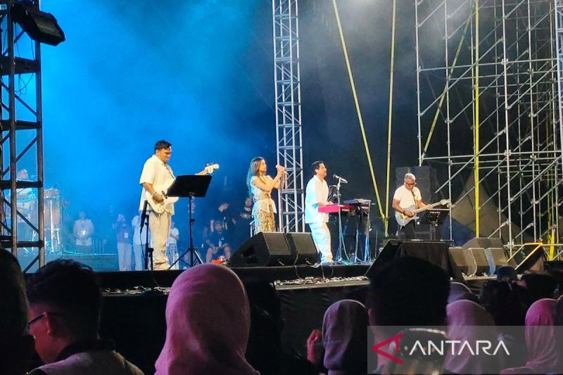 Indra Lesmana dan putrinya Eva Celia tampil apik pada Prambanan Jazz Festival