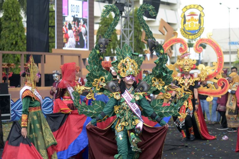 Karnaval topeng Festival Krakatau 2024