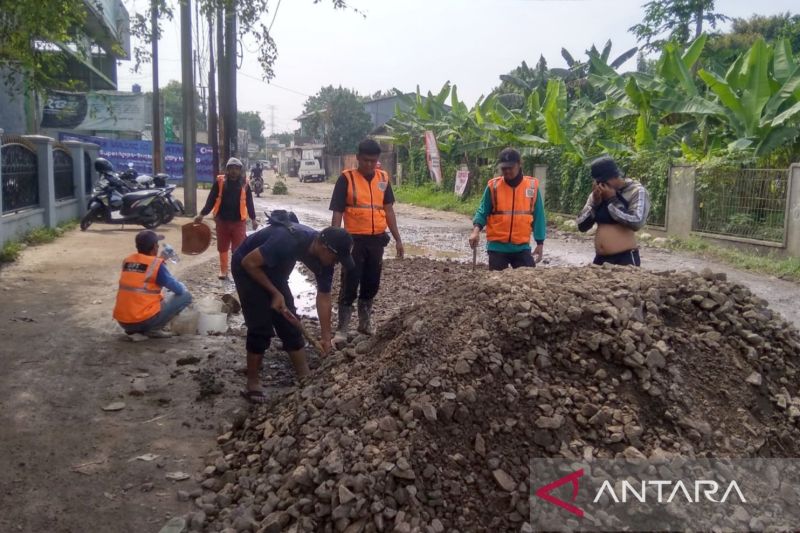 Pemkab Bogor perbaiki jalan penghubung Desa Cikeas Udik hingga Bojong Nangka