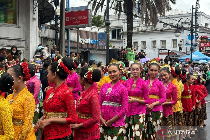 Ribuan warga saksikan karnaval budaya Asia Africa Festival di Bandung