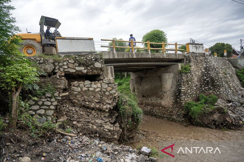 Air bah rusak rumah dan jembatan di Palu