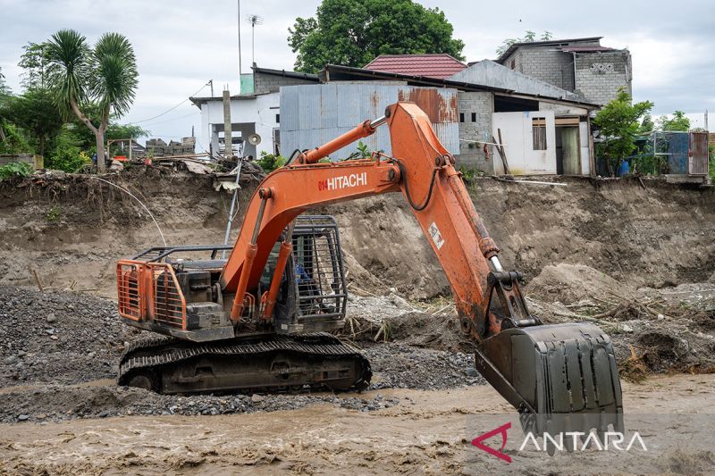 Air bah rusak rumah dan jembatan di Palu