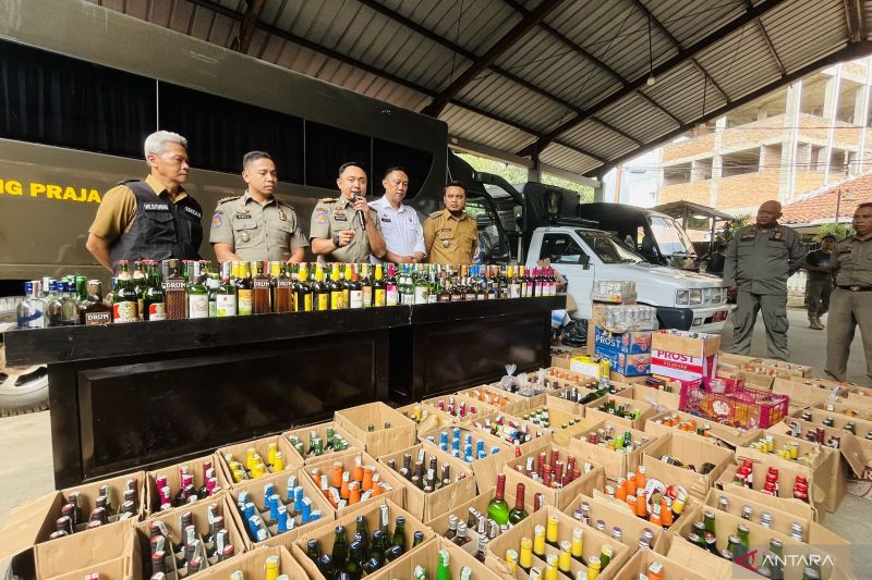 1.890 botol miras sitaan dimusnahkan Satpol PP Kota Bogor