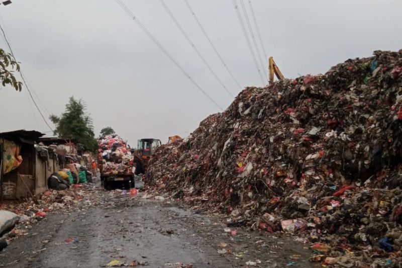 Longsor di UPTD Pengelolaan Sampah Kota Depok