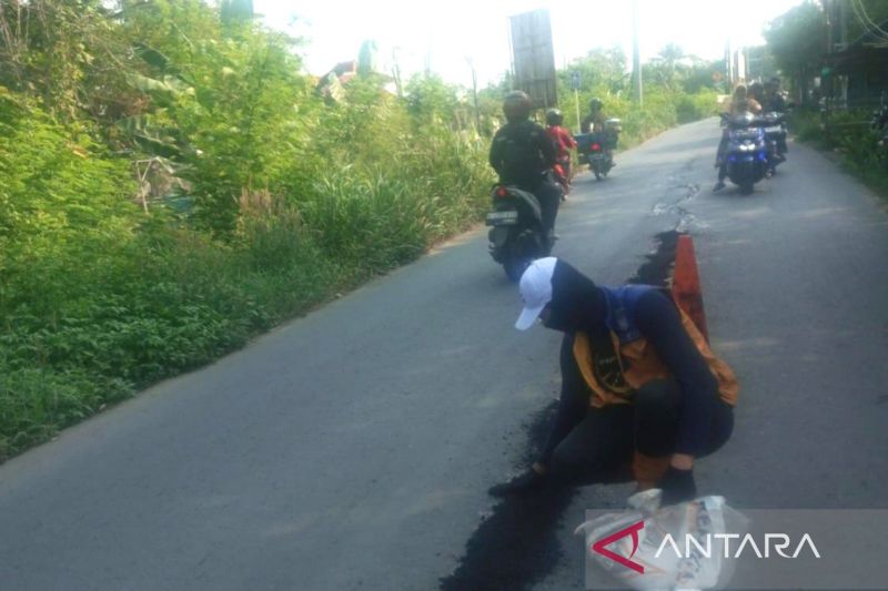 Pemkab Bekasi memperbaiki jalan akses keluar Tol Gabus Tambun Utara