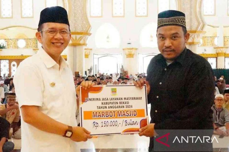 Bupati Dani Ramdan menerima anugerah Baznas Jabar Award