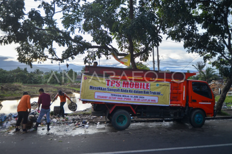 Tempat pembuangan sampah mobile di Padang