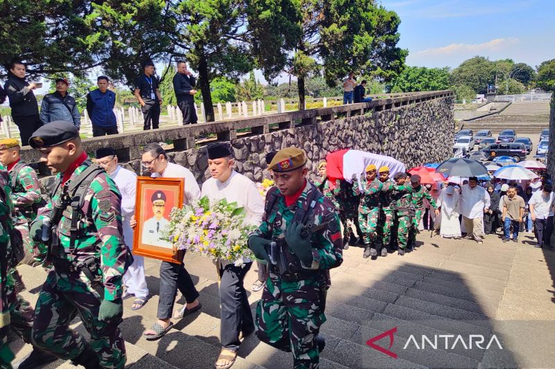 HR Nuriana dikebumikan dengan upacara militer di TMP Cikutra Bandung