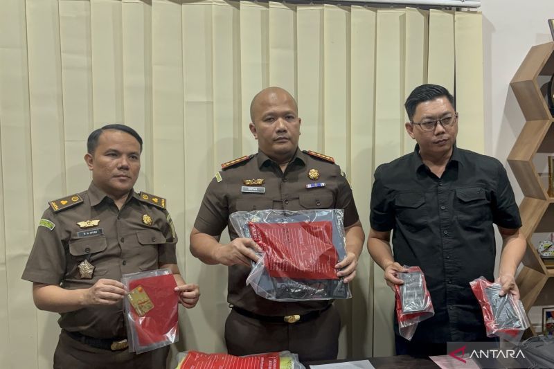 Kejari membawa sejumlah dokumen usai geledah kantor ULP Pemkot Bandung