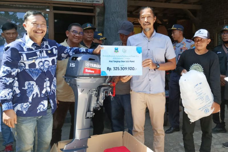 Pemkab Garut salurkan bantuan untuk nelayan