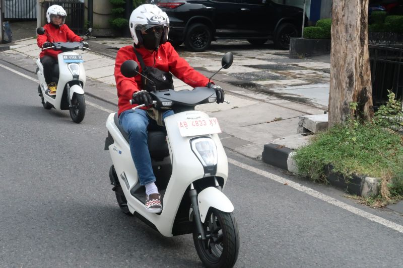 Kiat aman berkendara dengan sepeda motor listrik