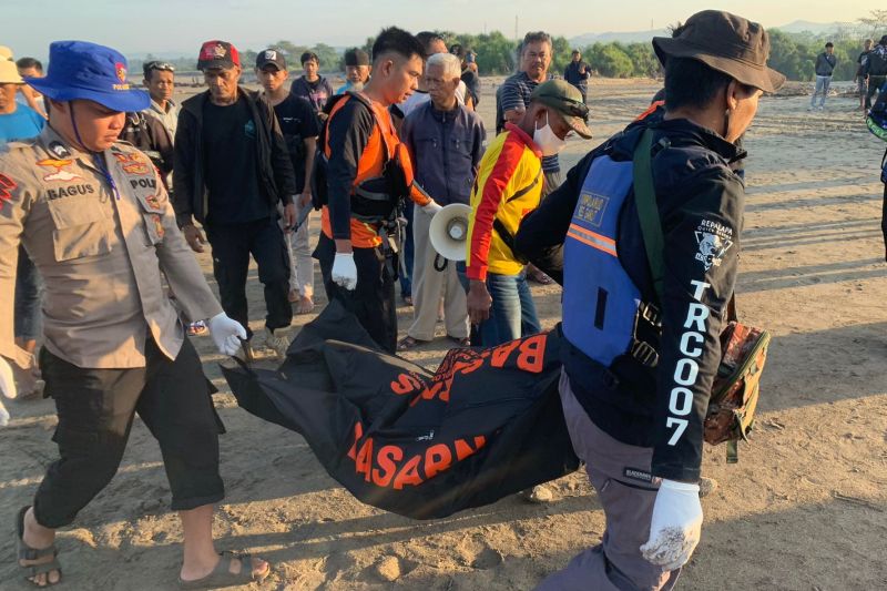 Tim SAR temukan satu dari dua wisatawan hilang di pantai Garut