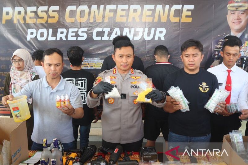 Polres Cianjur tangkap 4 tersangka dari pabrik rumahan obat terlarang