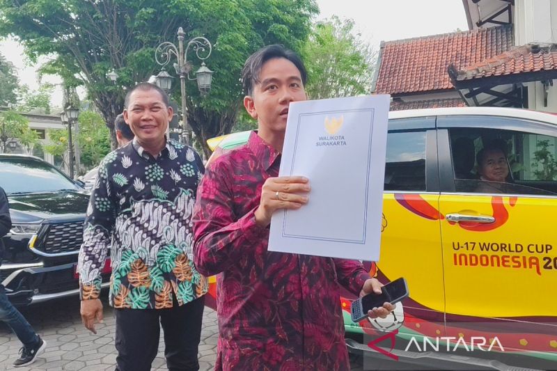 Gibran resmi menyerahkan surat pengunduran diri ke DPRD Kota Surakarta