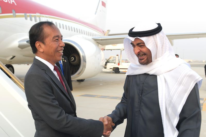 Presiden Jokowi disambut langsung Presiden MBZ ketika tiba di Bandara Abu Dhabi UEA