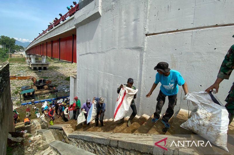 Sampah di Jembatan BBS Citarum tersisa di bantaran sungai