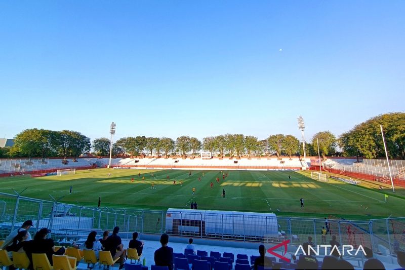 Kapten dan pelatih Australia U-19 takjub lihat pohon di dalam Stadion Tambaksari Surabaya