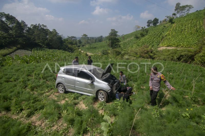 Kecelakaan mobil masuk ladang di lereng Gunung Merapi