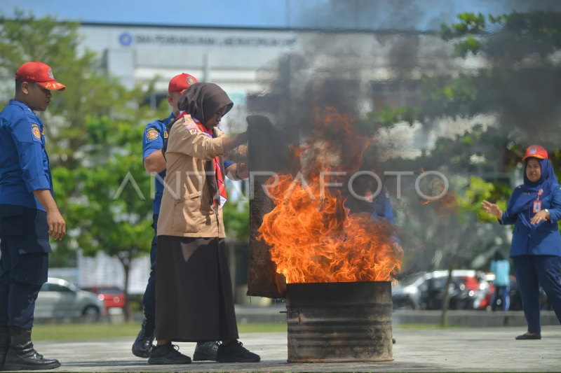 Edukasi pemadaman api saat MPLS di Padang