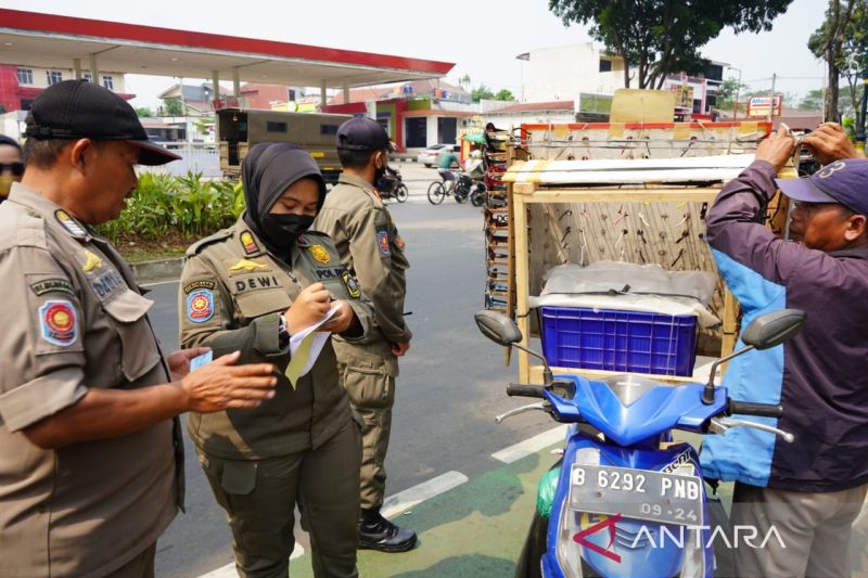 Satpol PP Bogor menggelar operasi yustisi PKL di kawasan Stadion Pakansari Cibinong