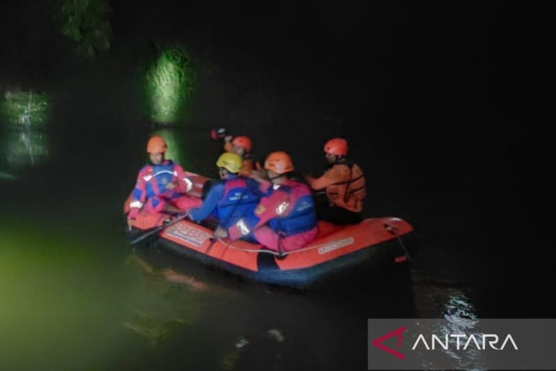 BPBD Bogor evakuasi jasad anak disabilitas tewas tenggelam di Kali Ciliwung