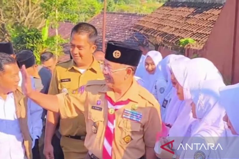 Bupati Cianjur tantang lulusan SMA/SMK tahun 2024 jadi petani milenial