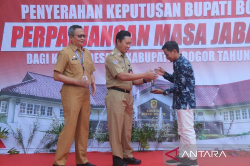 Pj Bupati Bogor menyerahkan SK perpanjangan masa jabatan 13 kepala desa