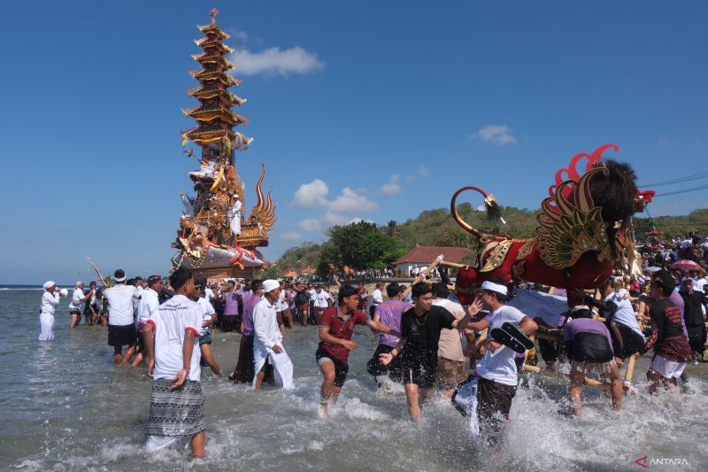 Upacara Ngaben massal di Nusa Penida Bali