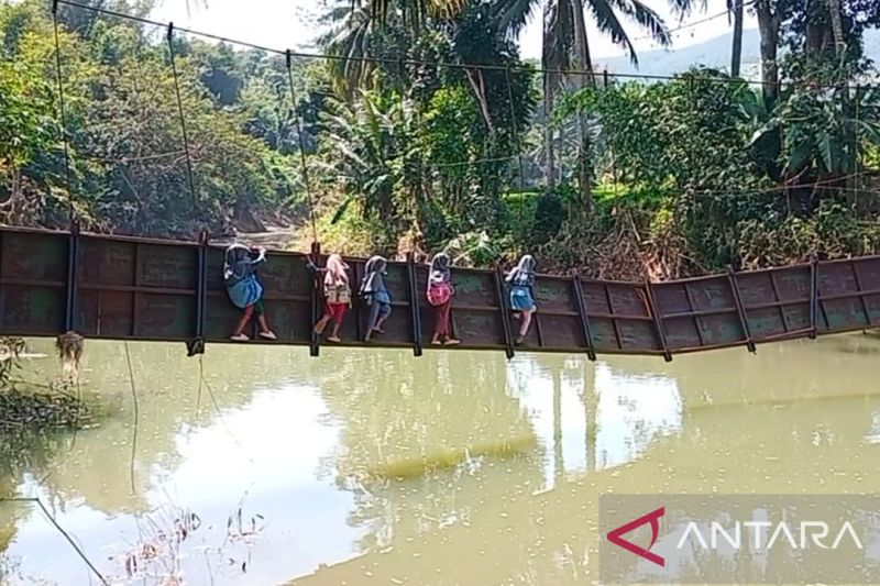 Pelajar di 2 desa di Lengkong Sukabumi bertaruh nyawa untuk bisa bersekolah