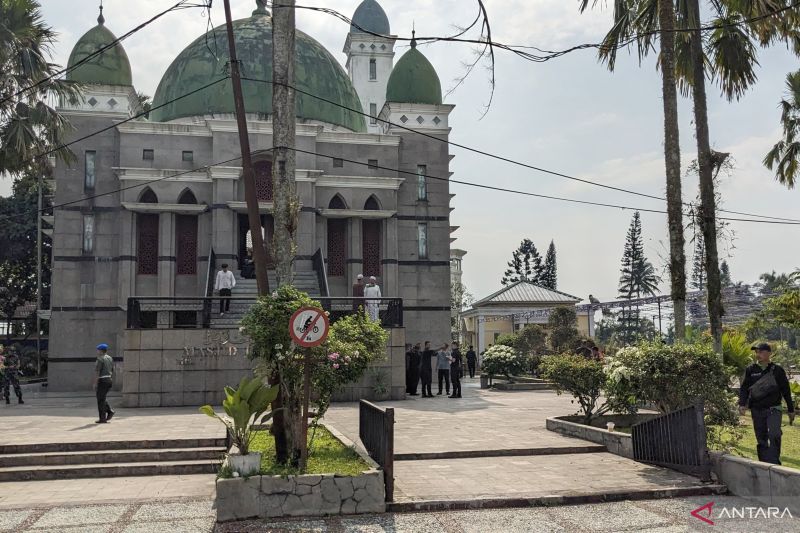 Jenazah Wapres Ke-9 Hamzah Haz dimakamkan di Cisarua Bogor