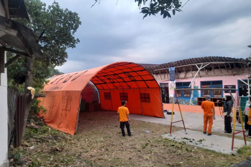 Kota Tasikmalaya bangun tenda untuk siswa yang sekolahnya ambruk