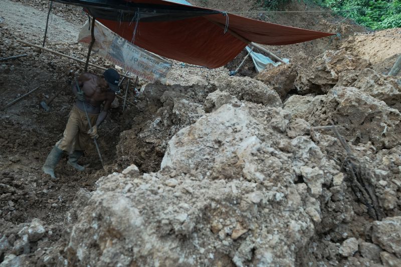 Buruh pemecah batu gunung