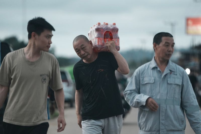 Pasar bagi TKA asal Tiongkok di areal pabrik smelter di Konawe