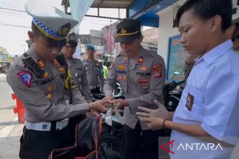 Polres Cianjur tangkap 6 pelajar Sukabumi bawa senjata tajam