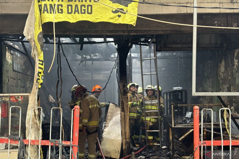 14 unit damkar dikerahkan padamkan kebakaran di Pasar Simpang Dago Bandung