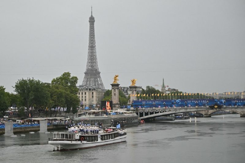 Olimpiade Paris dibuka dengan defile bersejarah dan diguyur hujan