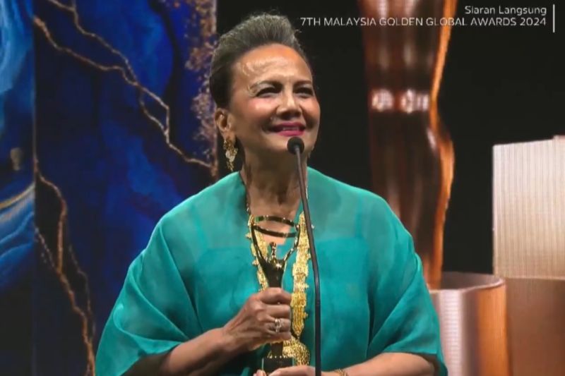 Artis Christine Hakim terima Lifetime Achievement Award di MGGA 2024