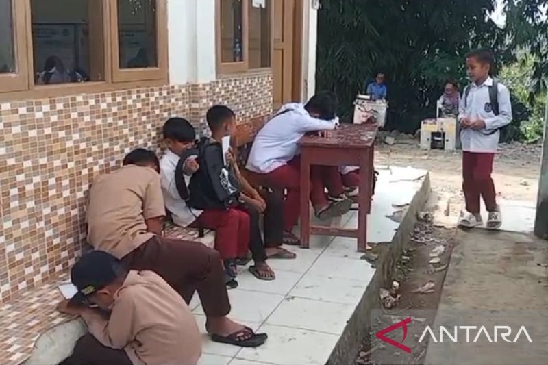 Ruang kelas ambruk, siswa SDN Cilimus menumpang belajar di SMPN 5