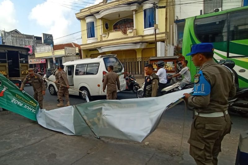 Satpol PP Tasikmalaya tertibkan spanduk yang terpasang semrawut