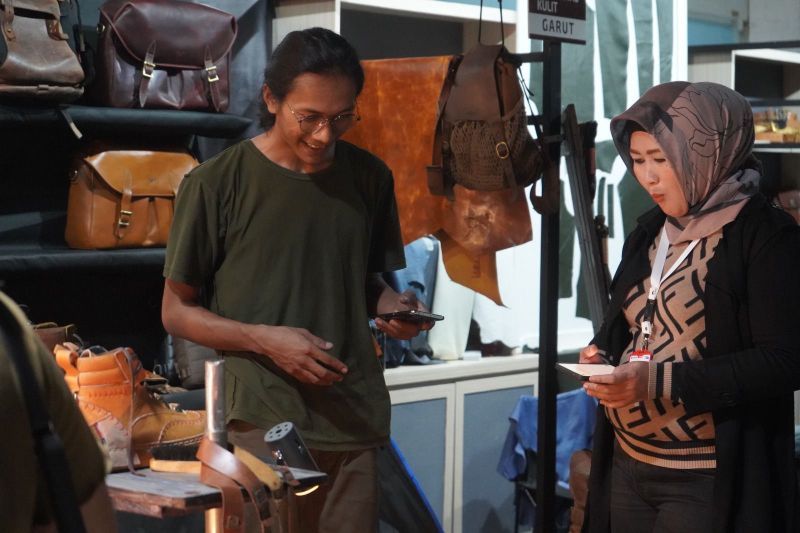 Produk kulit RPB Garut menjadi primadona di Indonesia Clothing Summit