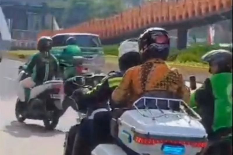 Menko Hadi hadiri ratas di istana beralih naik sepeda motor hindari kemacetan