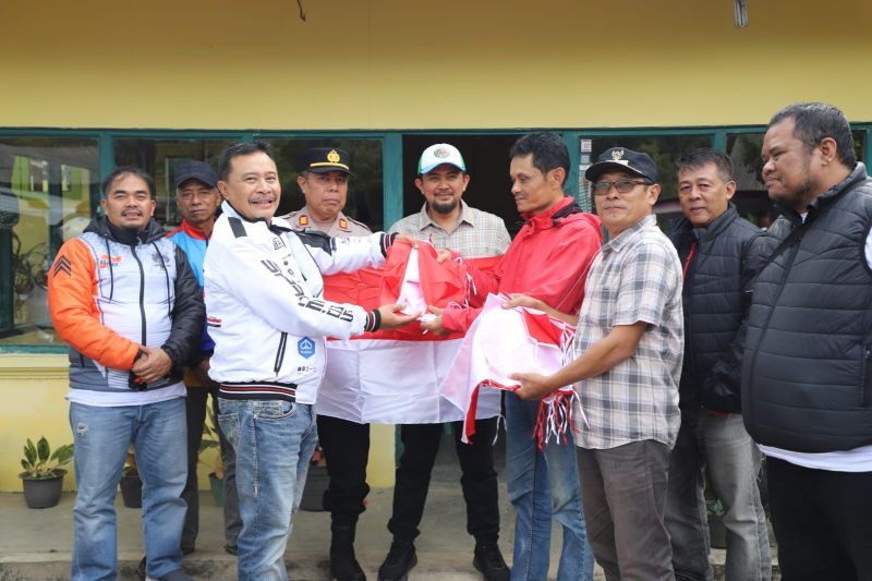 Pemkab Garut bagikan ribuan bendera merah putih untuk meriahkan HUT ke-79 RI