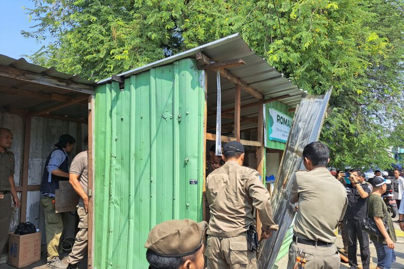 Satpol PP Kota Bogor bongkar warung miras untuk cegah tawuran