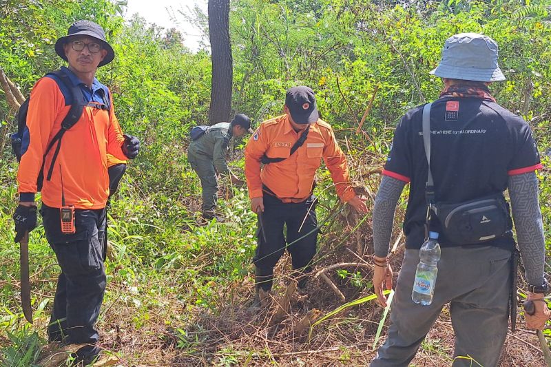 Pemkab Kuningan melakukan pemeliharaan sekat bakar antisipasi karhutla