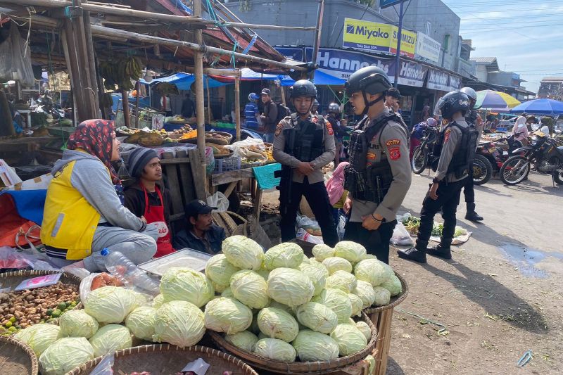 Ciptakan keamanan di pasar tradisional, Polres Garut patroli jalan kaki